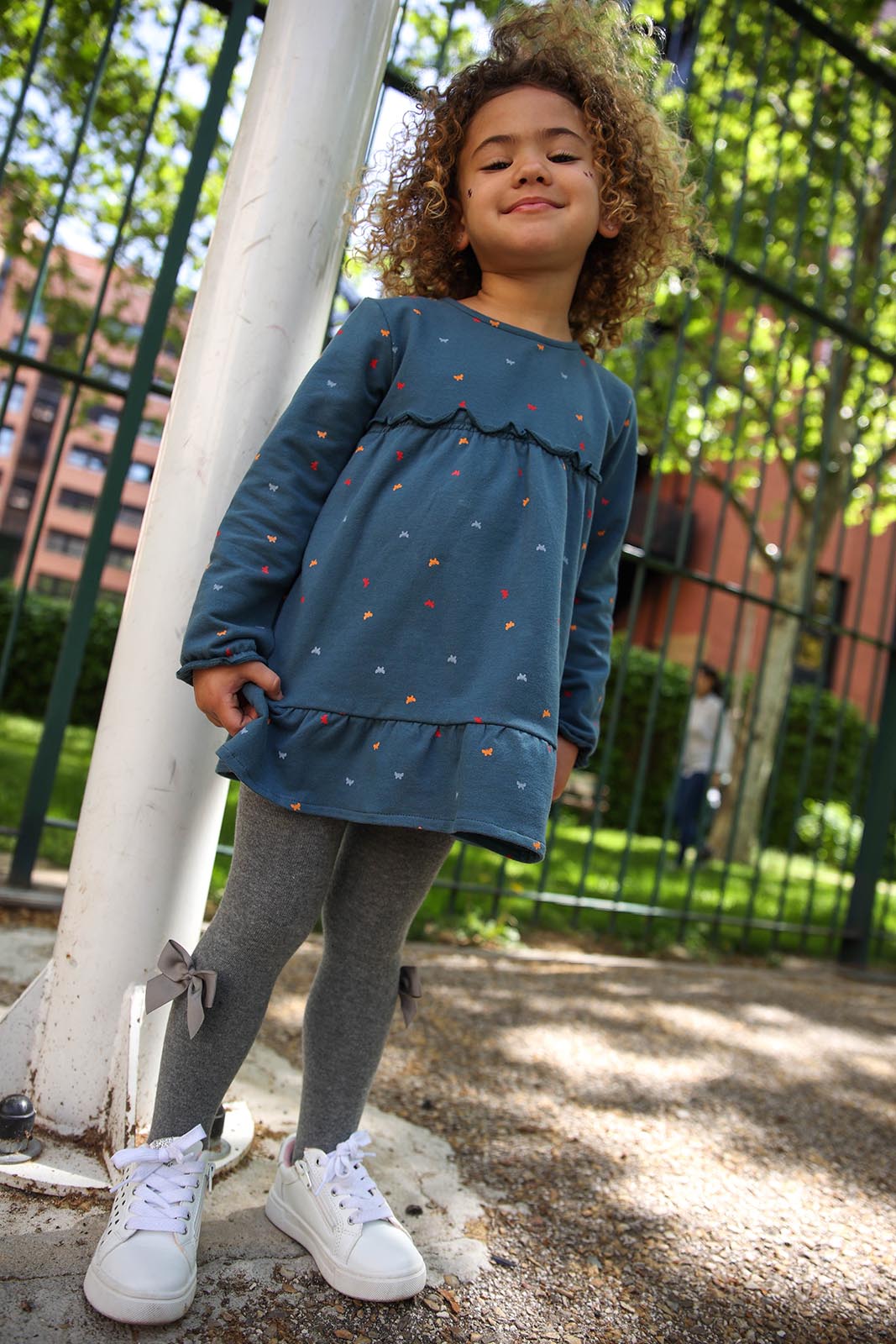 Vestido de criança Street Monkey azul-marinho em flanela com estampa de borboletas, mangas compridas e decote redondo.