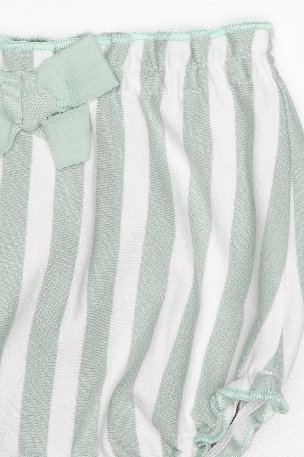 Detalhe do tecido e laço da cueca do conjunto Street Monkey para bebé, riscas verde água e branco.