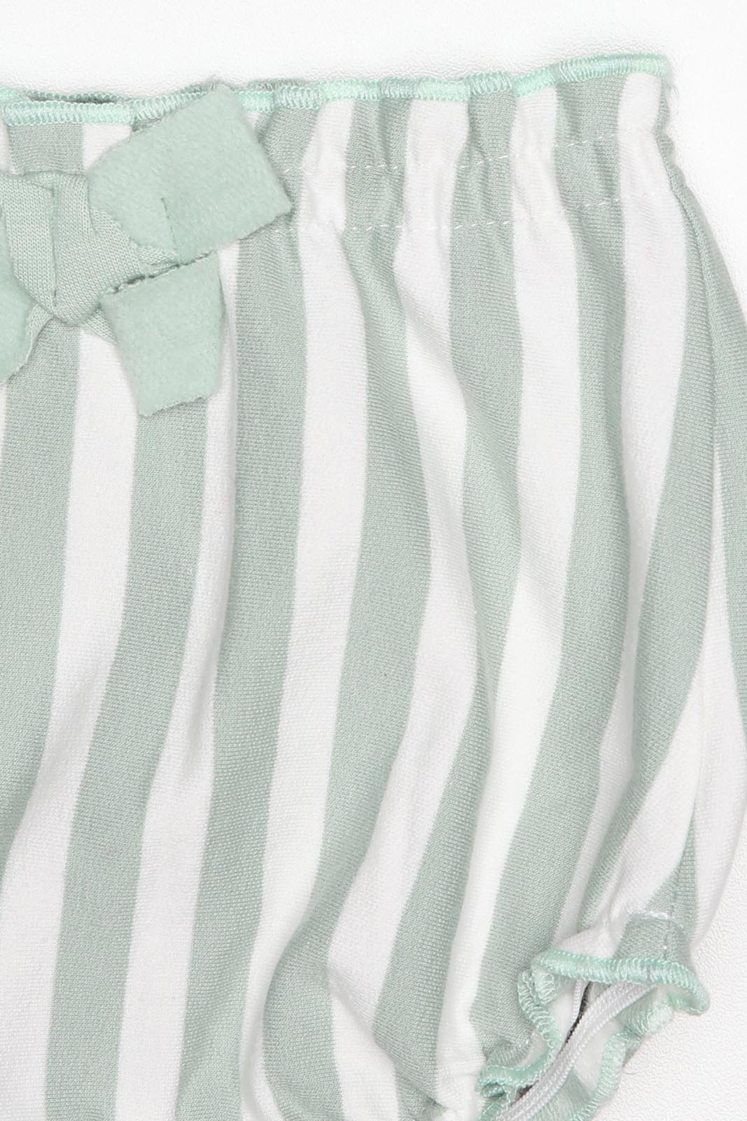 Detalhe do tecido e laço da cueca do conjunto Street Monkey para bebé, riscas verde água e branco.