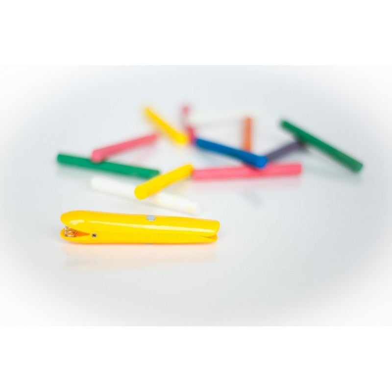 Varios giz ButterStix coloridos espalhados com um suporte de giz amarelo em destaque.