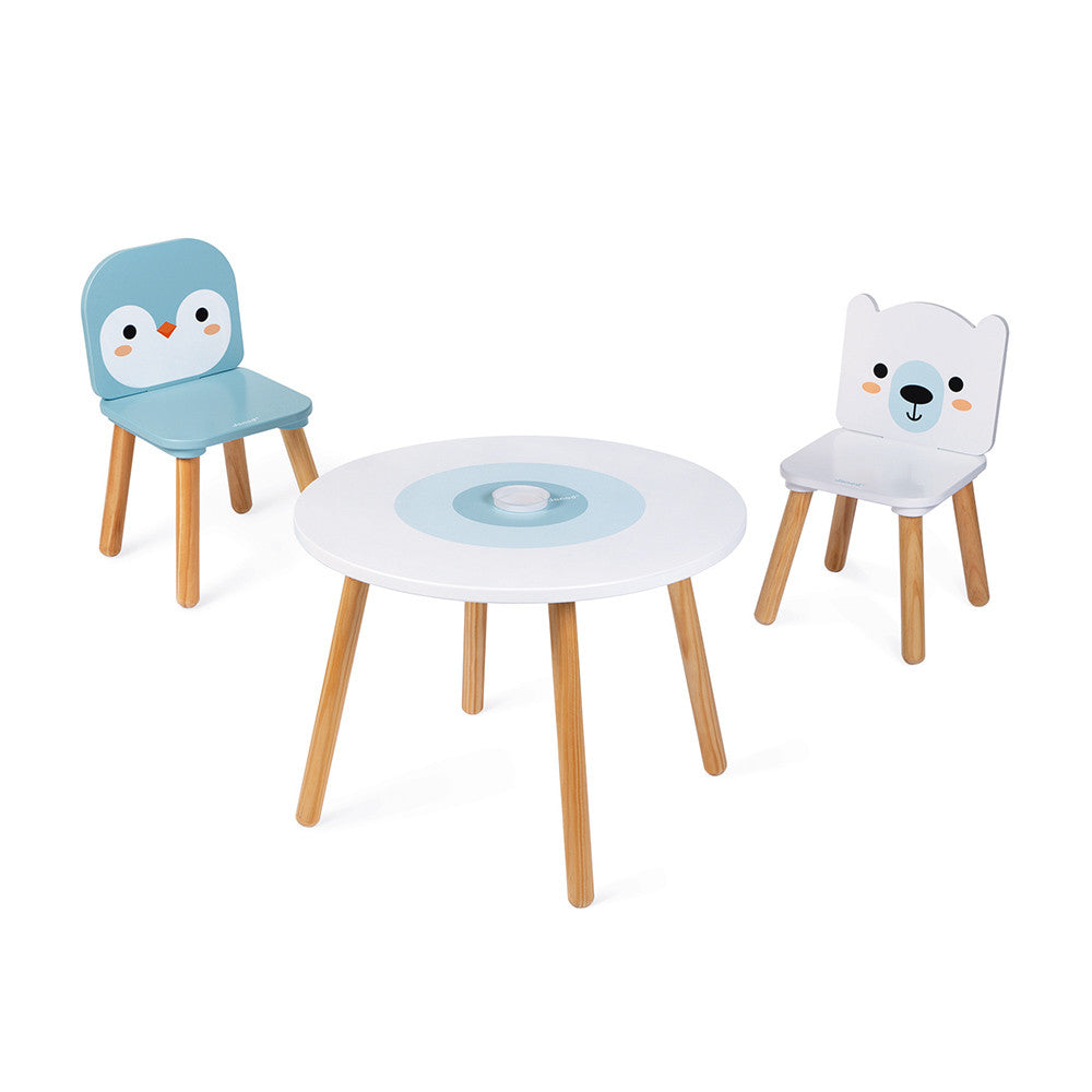 Conjunto Janod de mesa e duas cadeiras Gelo, com uma cadeira de urso polar e uma de pinguim, sobre um fundo branco.