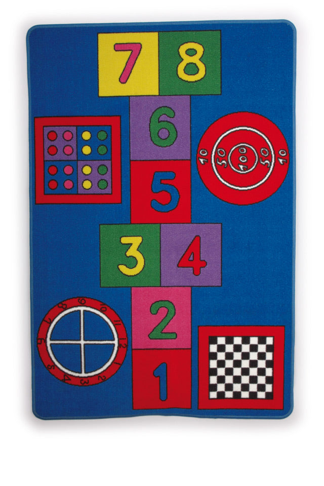 Tapete infantil colorido com jogos integrados, incluindo amarelinha, xadrez, relógio e alvo. Ideal para estimular a imaginação e o desenvolvimento das crianças.