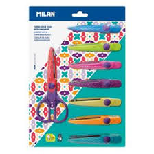 Detalhe de duas tesouras Milan Zig Zag abertas, uma verde-água e outra vermelha, mostrando o mecanismo de corte decorativo e o cabo roxo.