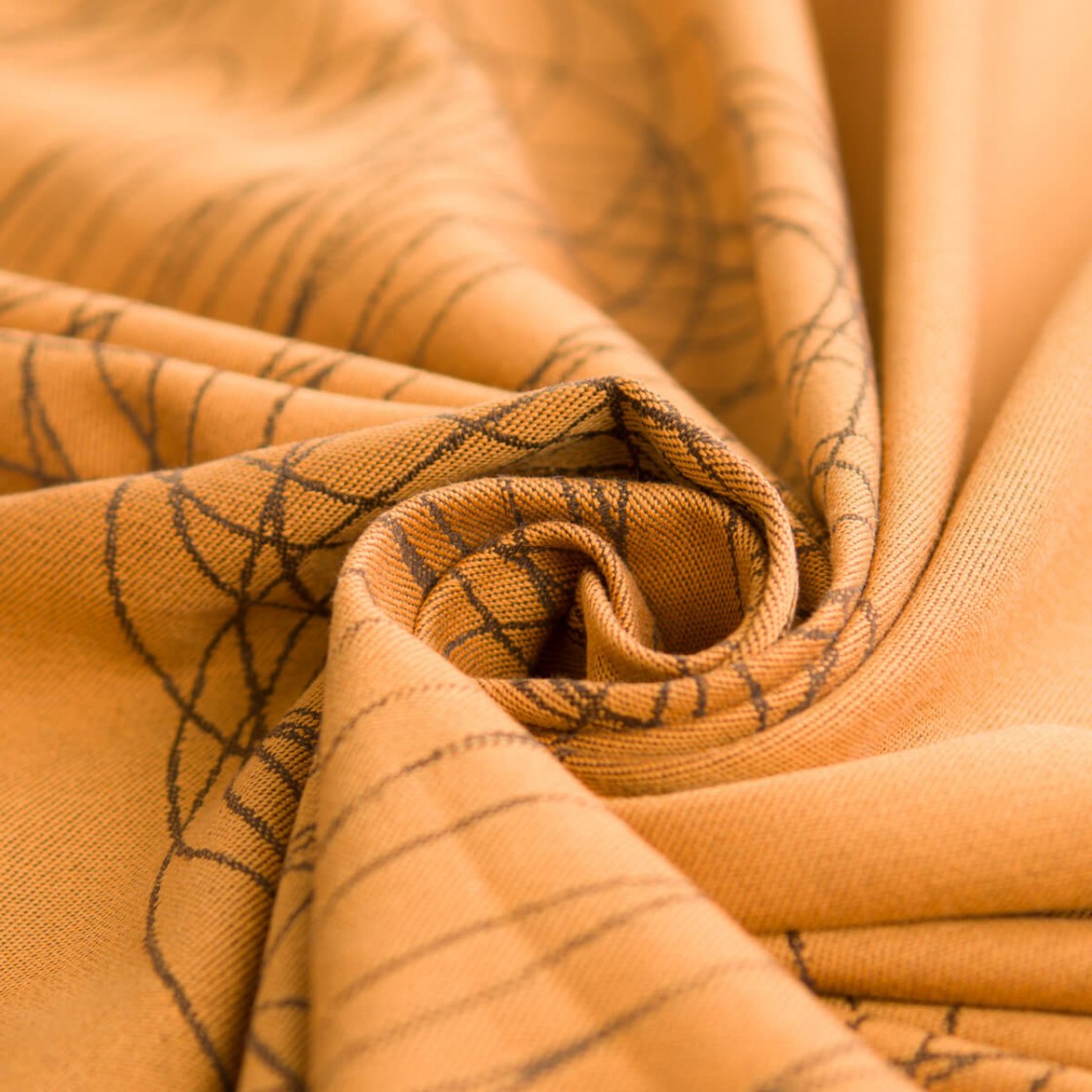 Detalhe da textura e dobras do tecido Hoppediz Mocca Gold