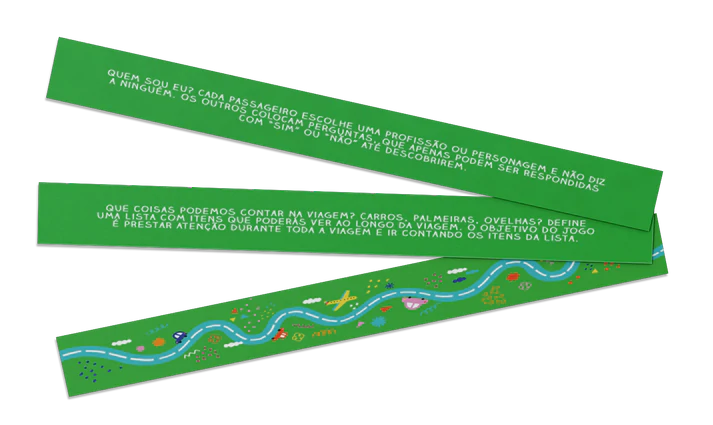 Imagem de um dos cartões de desafio em close-up, focando no texto e numa ilustração temática de viagem, destacando a simplicidade das regras.