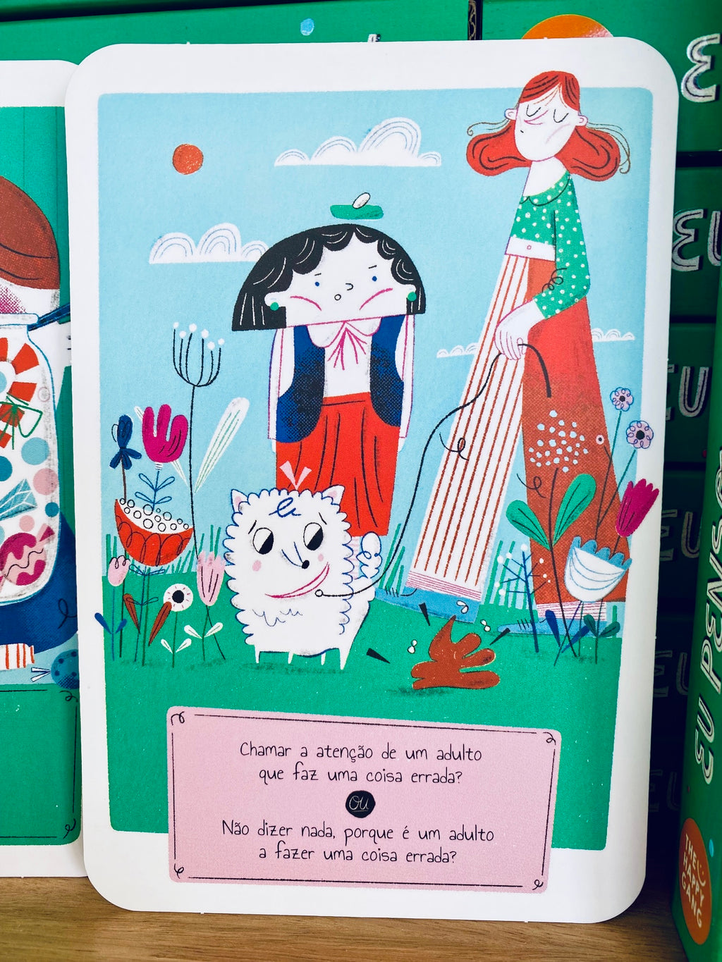 Vista aérea das 34 cartas do jogo dispostas em leque, evidenciando a variedade de temas éticos e de civismo abordados para crianças +5 anos.