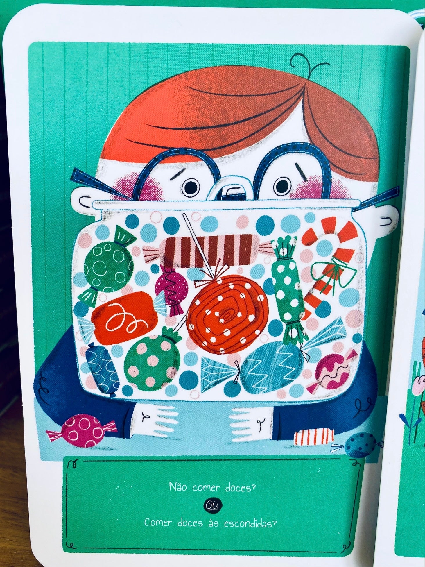 Criança (ou mãos de criança) a interagir com as cartas e o livro, ilustrando o uso prático do jogo para desenvolver a capacidade de escolha e reflexão.