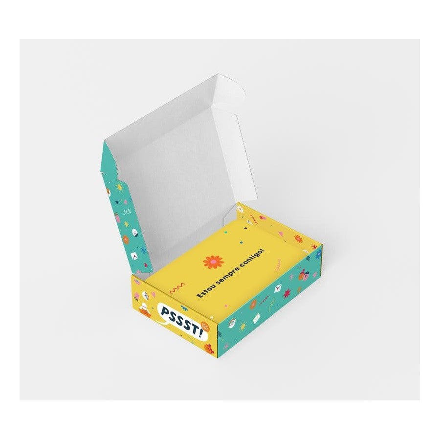 Detalhe de um cartão de mensagem do The Happy Gang com tipografia apelativa, focando no design gráfico e conteúdo de elogio.