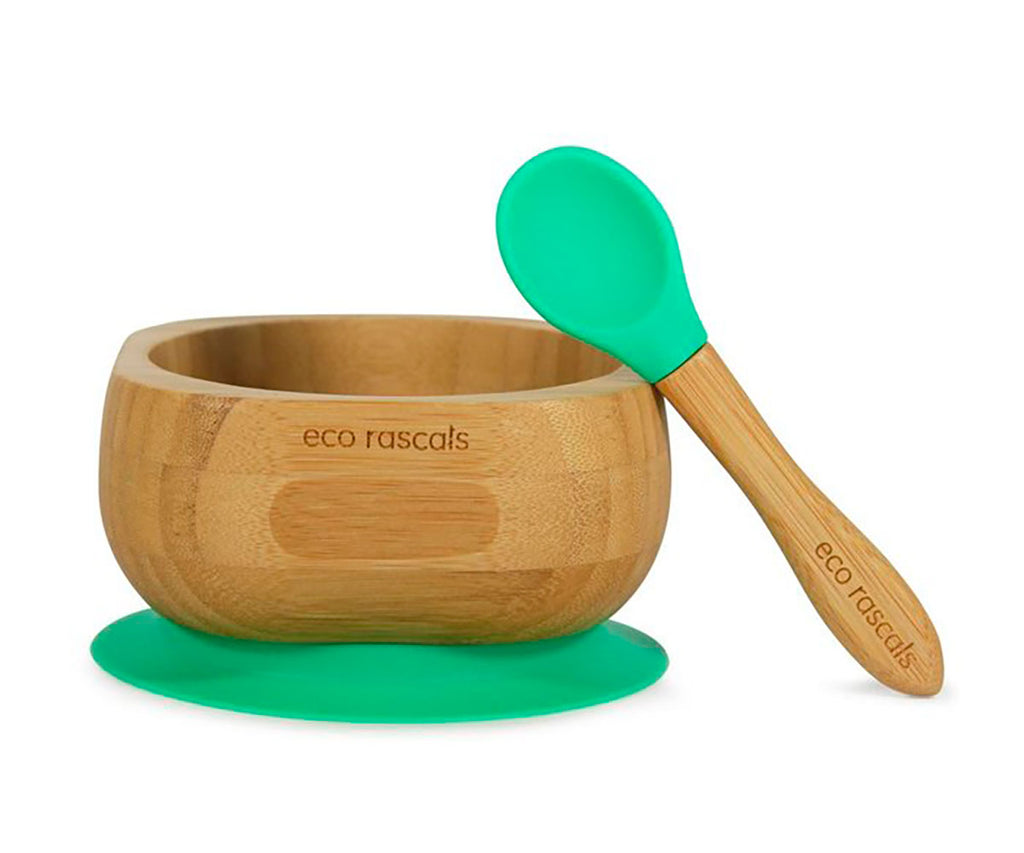 Tigela de bambu natural e colher correspondente com ponta verde eco rascals em fundo branco