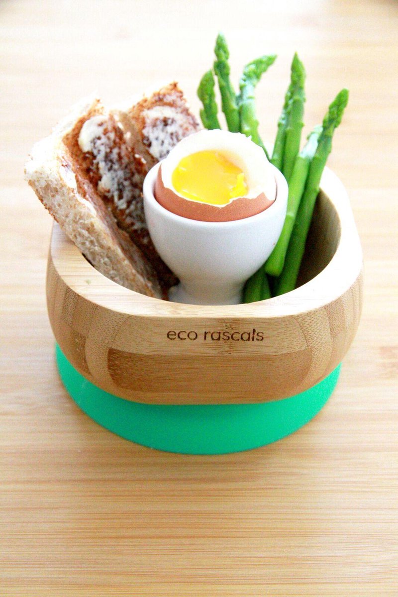 Tigela de bambu eco rascals com base verde a servir ovo e legumes num pequeno-almoço saudável