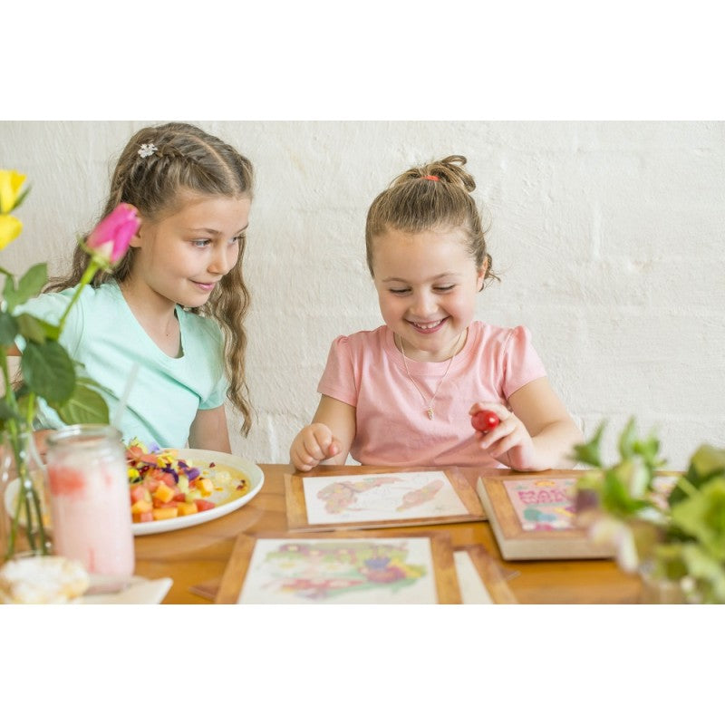 Imagem de embalagem do produto "Tiger Tribe Actividade colorir com água", destacando a portabilidade e a ausência de sujidade.