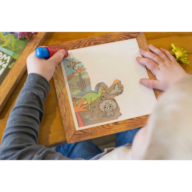 Detalhe do kit Tiger Tribe "Colorir com Água", mostrando o pincel mágico e um dos quatro quadros de ilustração.