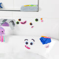 As peças de espuma EVA do Tiger Tribe Lápis e Carinhas para o Banho aplicadas numa banheira, mostrando a diversão e criatividade do produto.