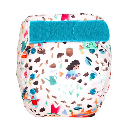 Fralda reutilizável TotsBots Easyfit Star "Mucky Pups" fechada, mostrando o padrão exterior com cães divertidos e fecho de velcro.