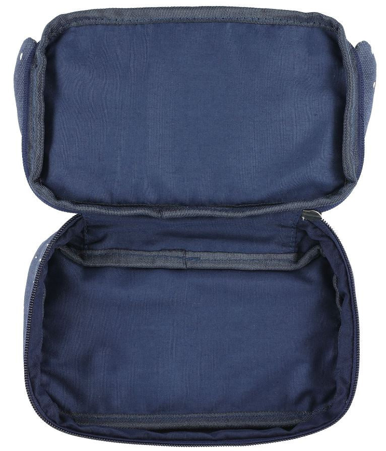 Detalhe do fecho de correr do estojo Trixie Pinguim, mostrando a qualidade do material e o puxador.