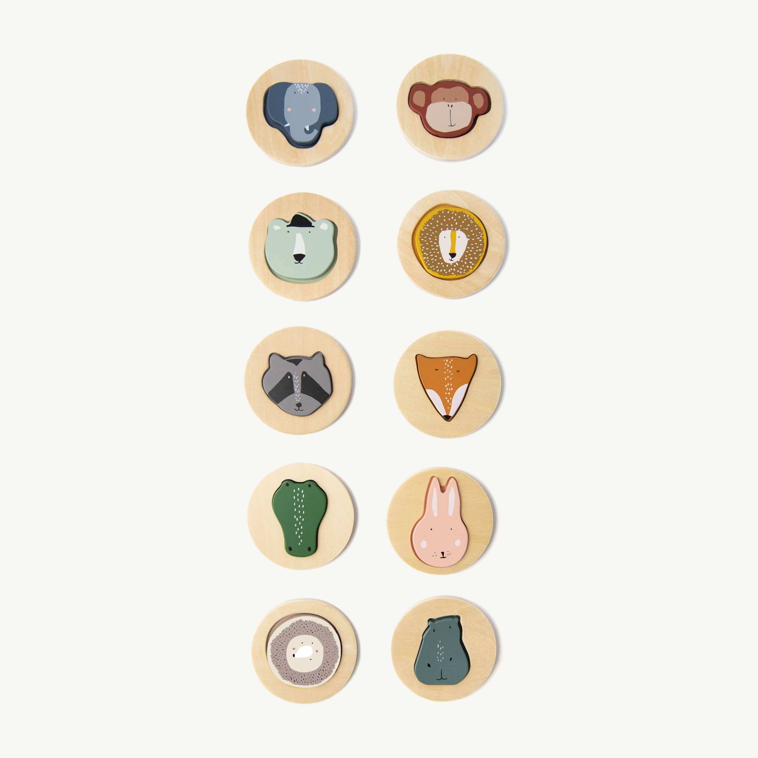Conjunto completo do jogo Trixie: 10 bases de madeira com animais coloridos (urso, coelho, etc.) e os seus respetivos círculos de correspondência.