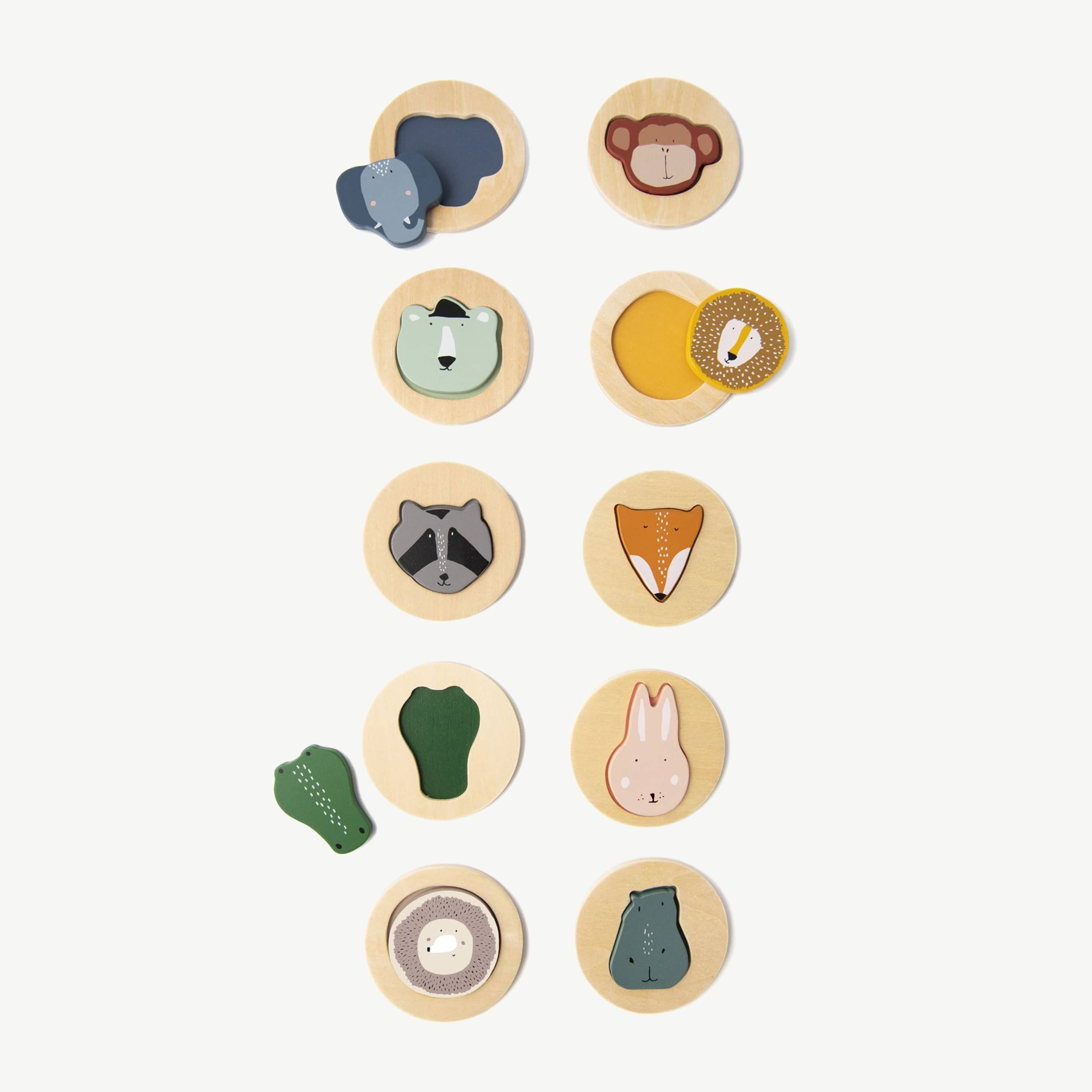 Detalhe do Trixie Jogo de associação em madeira, mostrando um círculo com a cabeça de um animal colorido (leão) e o seu encaixe correspondente.