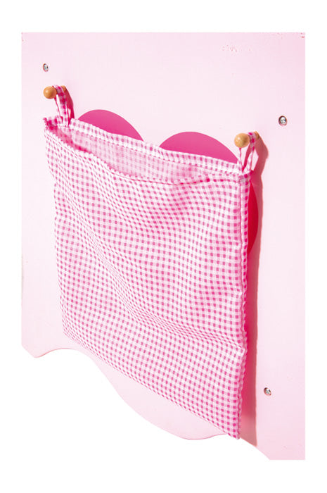 Detalhe do bolso lateral em tecido rosa com padrão vichy do trocador de bonecas small foot, perfeito para guardar pequenos acessórios.