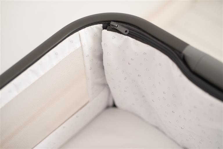 O berço CoZee® Lite cinza em modo autónomo, com a janela de malha visível e o colchão incluído.