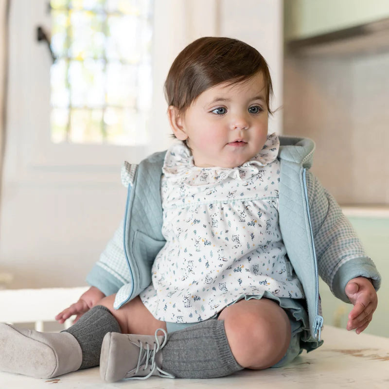Lado reverso do casaco Tutto Piccolo: tecido liso acolchoado verde-mar com padrão de losangos e bolso.