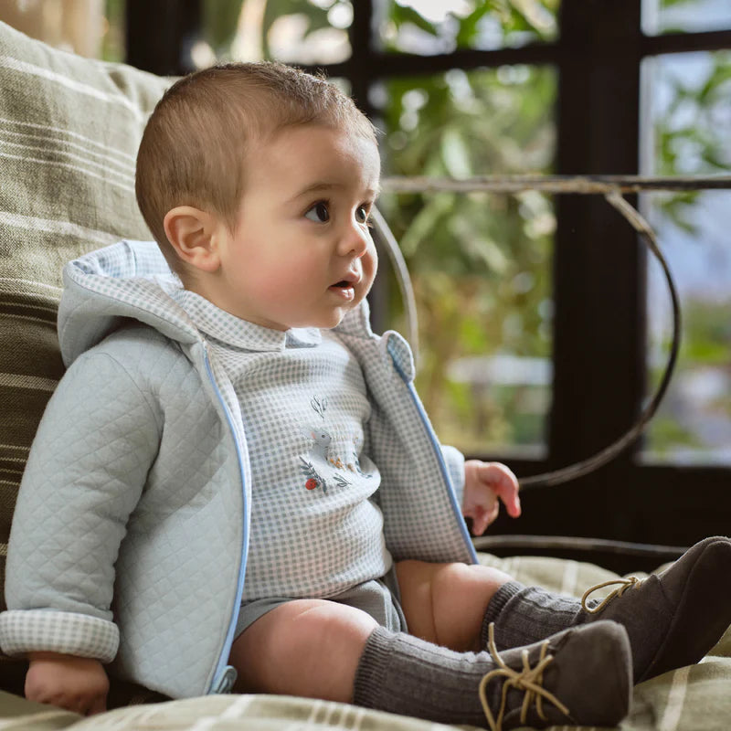 Casaco bebé Tutto Piccolo reversível, vista frontal do lado vichy azul e branco, com fecho de correr.