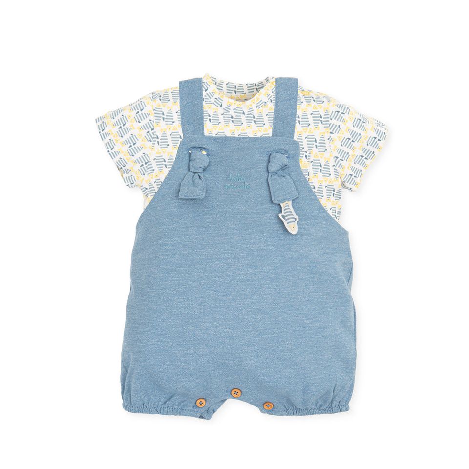 Conjunto infantil Tutto Piccolo: jardineira curta azul e t-shirt amarela com padrão geométrico. Vista frontal.