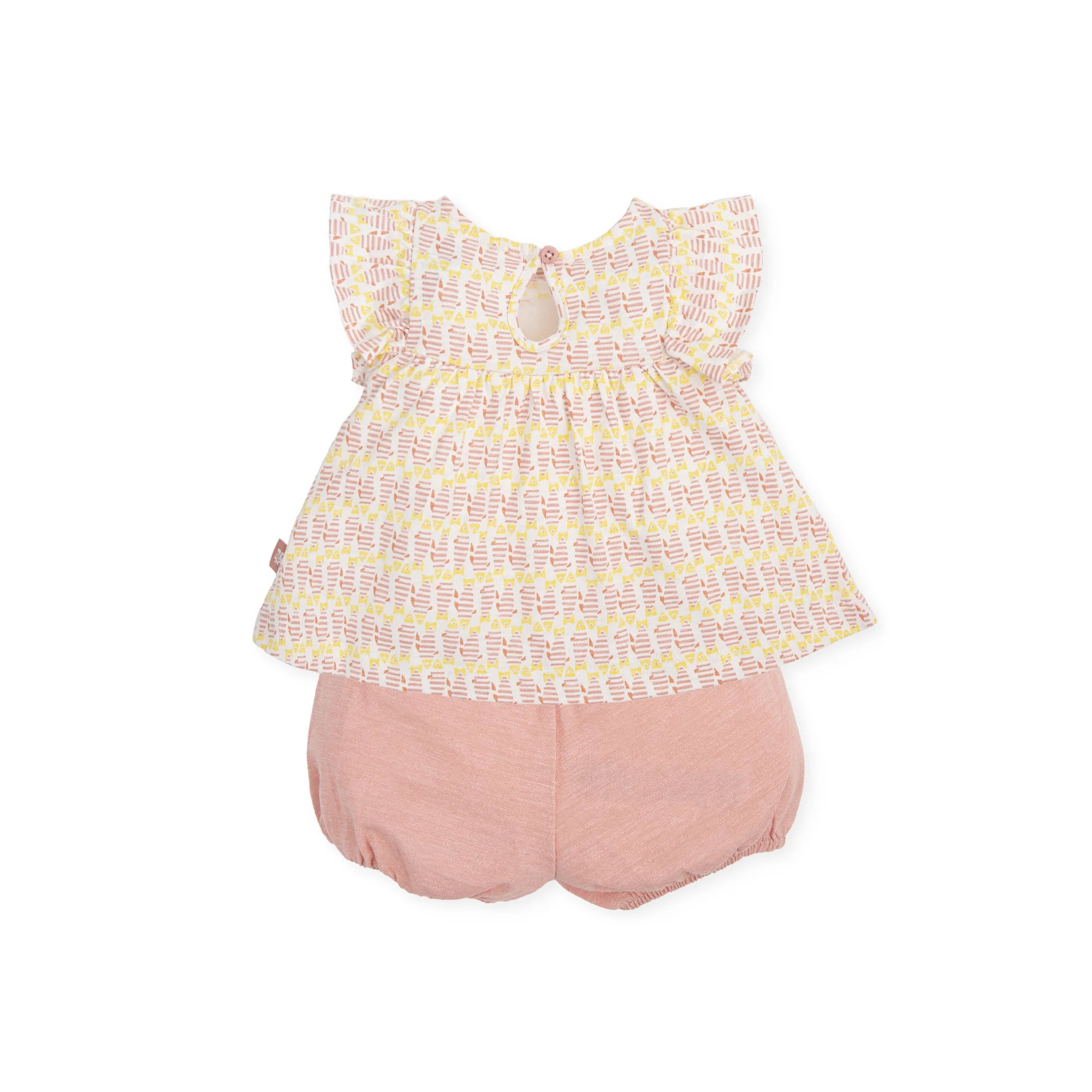 Vista traseira do conjunto infantil Tutto Piccolo, mostrando a abertura com botão na zona do pescoço da blusa.