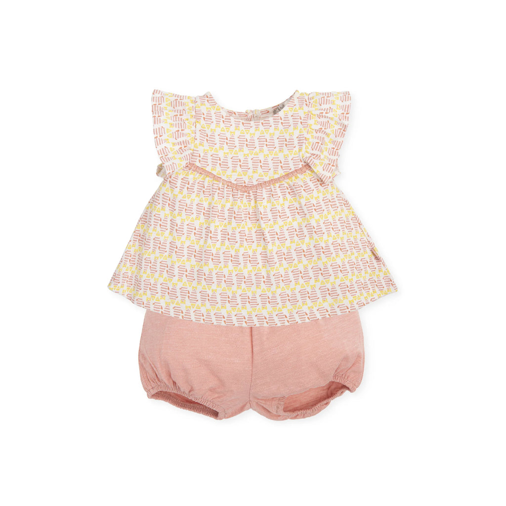 Conjunto infantil Tutto Piccolo de duas peças, composto por uma blusa estampada com folhos e calções cor-de-rosa, visto de frente.