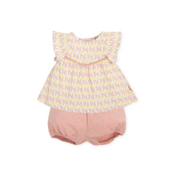 Conjunto infantil Tutto Piccolo de duas peças, composto por uma blusa estampada com folhos e calções cor-de-rosa, visto de frente.