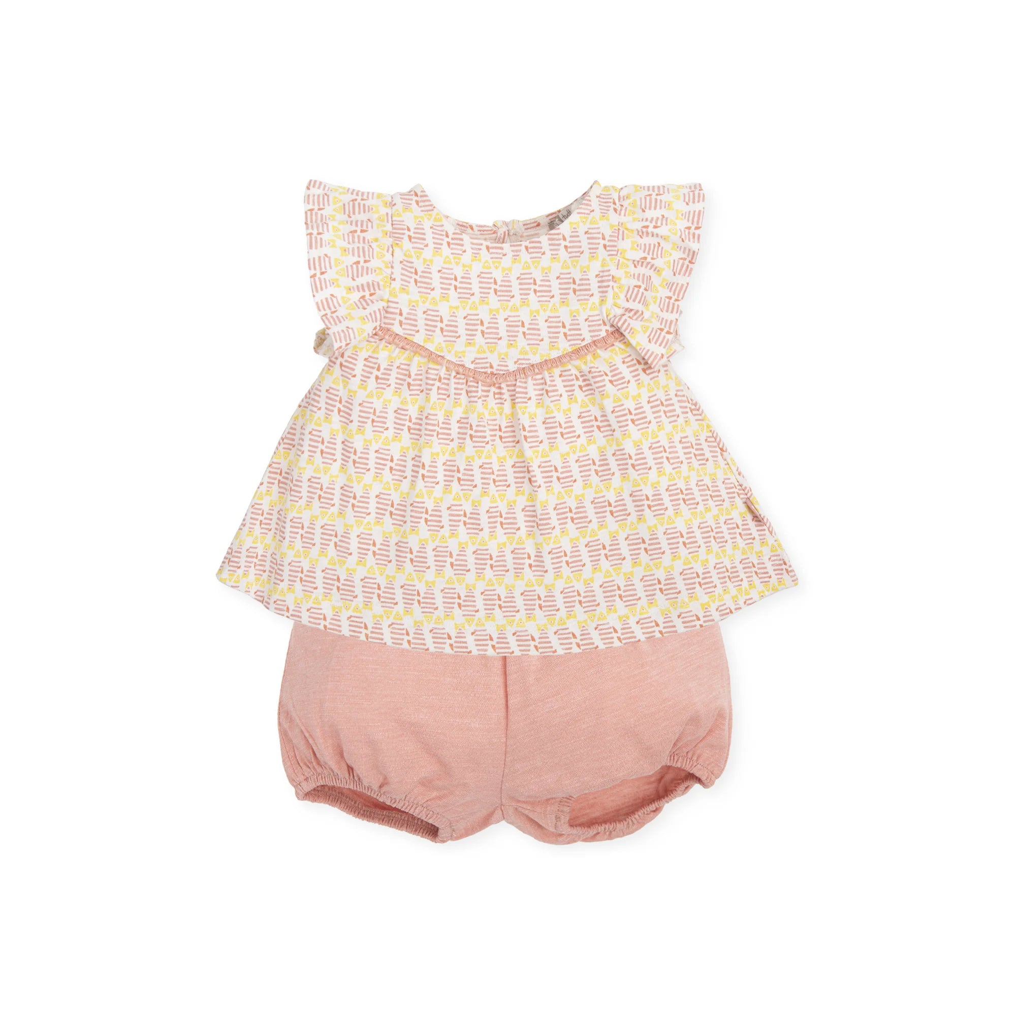 Conjunto infantil Tutto Piccolo de duas peças, composto por uma blusa estampada com folhos e calções cor-de-rosa, visto de frente.