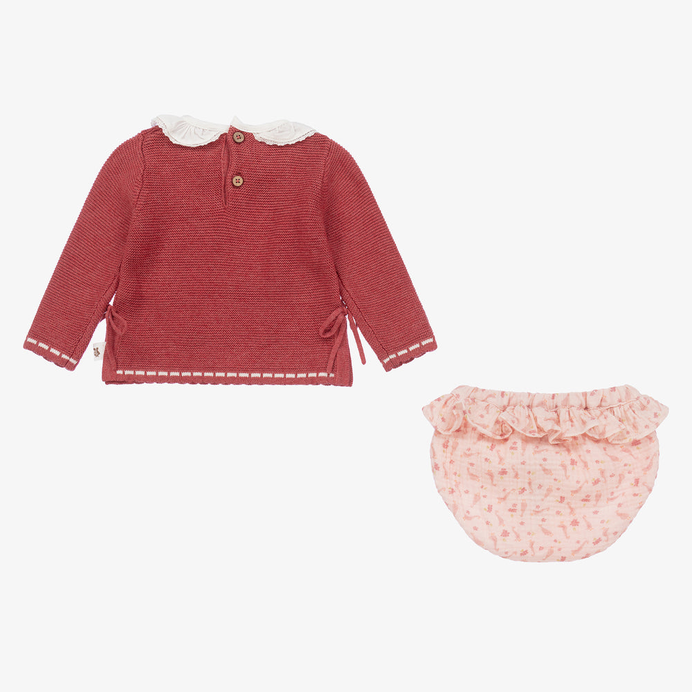 Detalhe da camisola de malha branca com bolinhas fofas, gola com folhos e slogan bordado, parte do conjunto Tutto Piccolo.