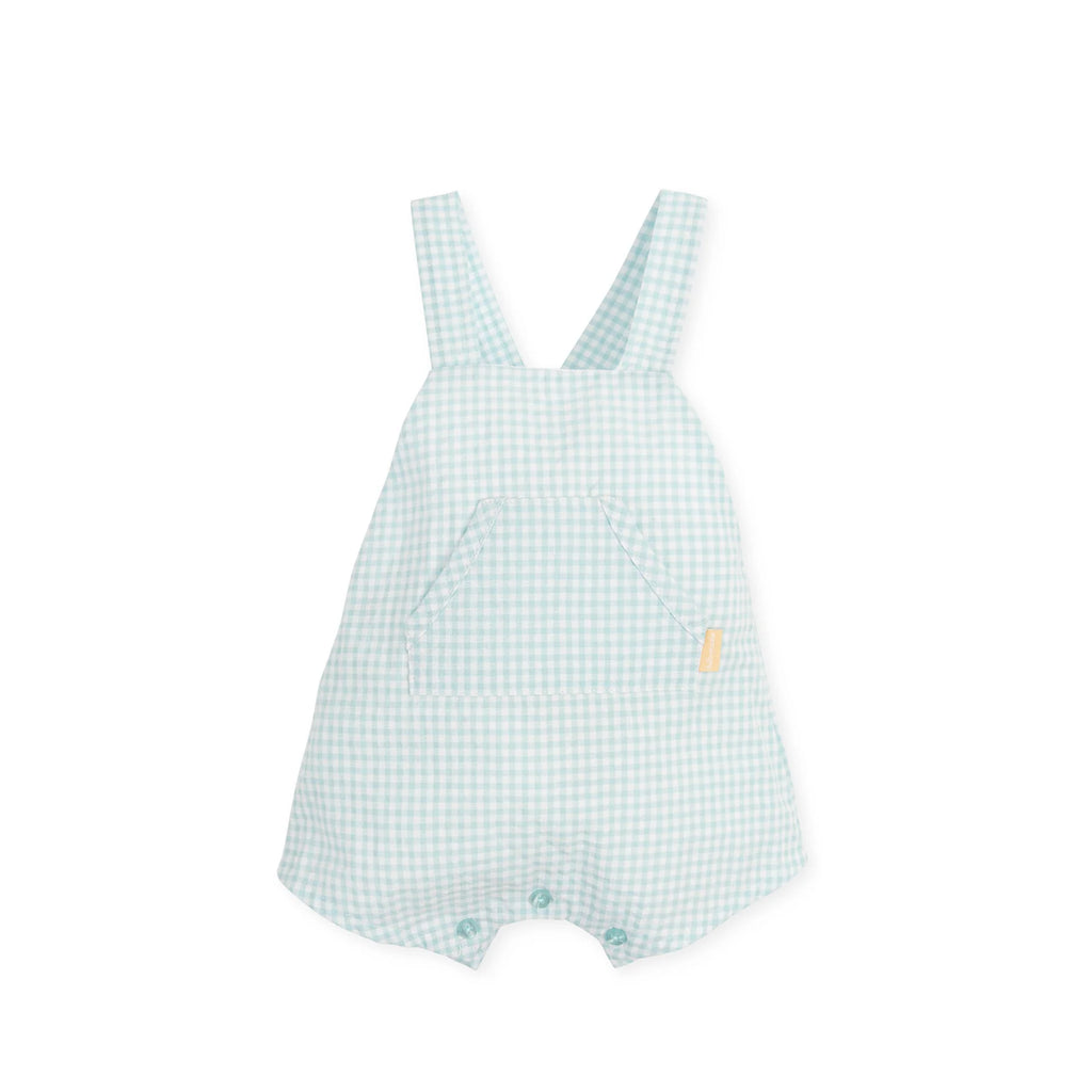 Macacão de calções infantil Tutto Piccolo em tecido xadrez azul e branco, com alças ajustáveis e bolso no peito.