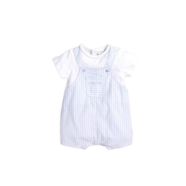 Macacão curto azul e branco às riscas com bolso, combinado com uma camisola branca de manga curta, visto de frente.