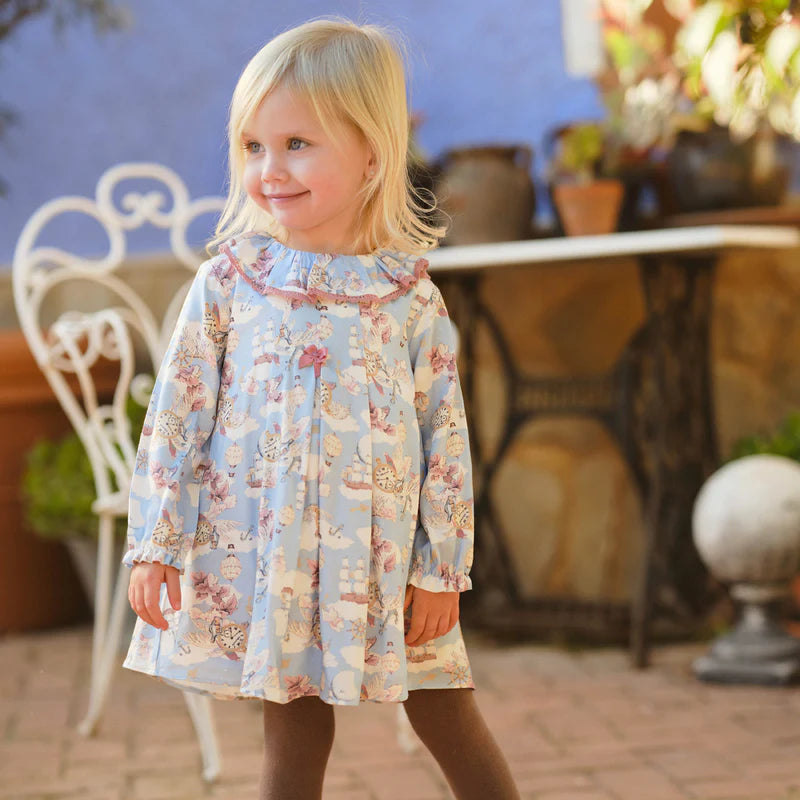 Detalhe do vestido azul Tutto Piccolo: colarinho de rufos com renda rosa e laço frontal.