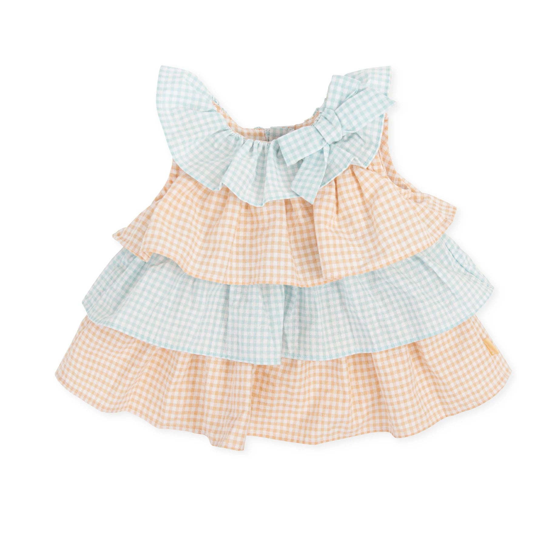 Vista frontal do vestido de bebé Tutto Piccolo com gola de folhos e padrão xadrez pêssego e azul claro.