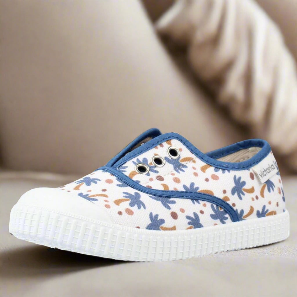 Sapato Victoria com estampado de palmeiras jeans visto de perfil, sola de borracha branca.