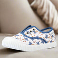 Sapato Victoria com estampado de palmeiras jeans visto de perfil, sola de borracha branca.