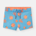Calção de lycra Waterlemon azul com padrão vibrante de laranjas, cintura elástica e cordão para menino.
