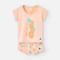 Conjunto infantil Waterlemon cor pêssego com camisola de manga curta e calções, apresentando um estampado vibrante de laranjas.