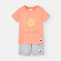 Vista frontal do conjunto de menino Waterlemon: t-shirt salmão com estampa "Orange Juice" e calções cinzentos. Foco no design principal.