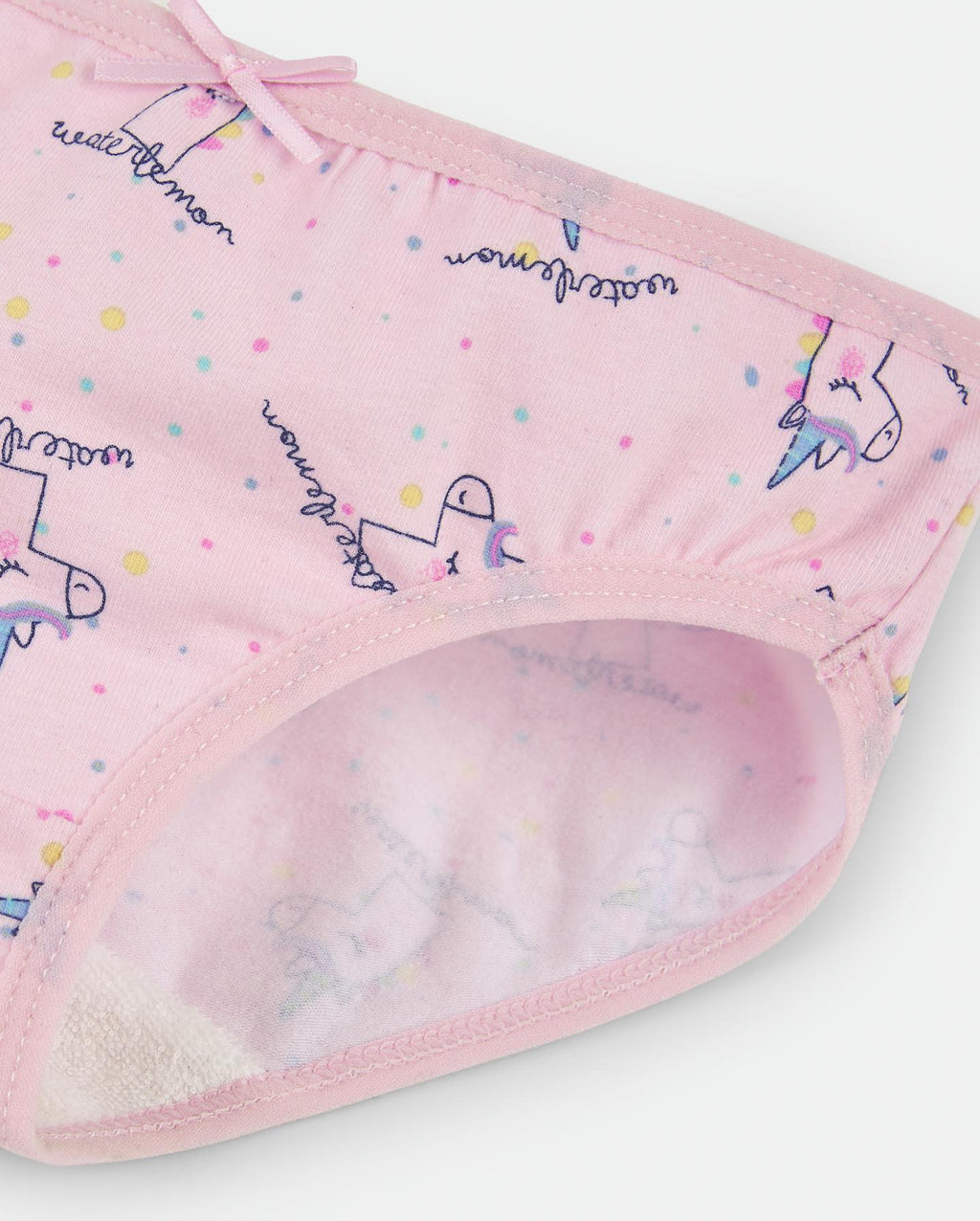 Detalhe da cueca rosa, mostrando o interior macio e a estampa de unicórnios.