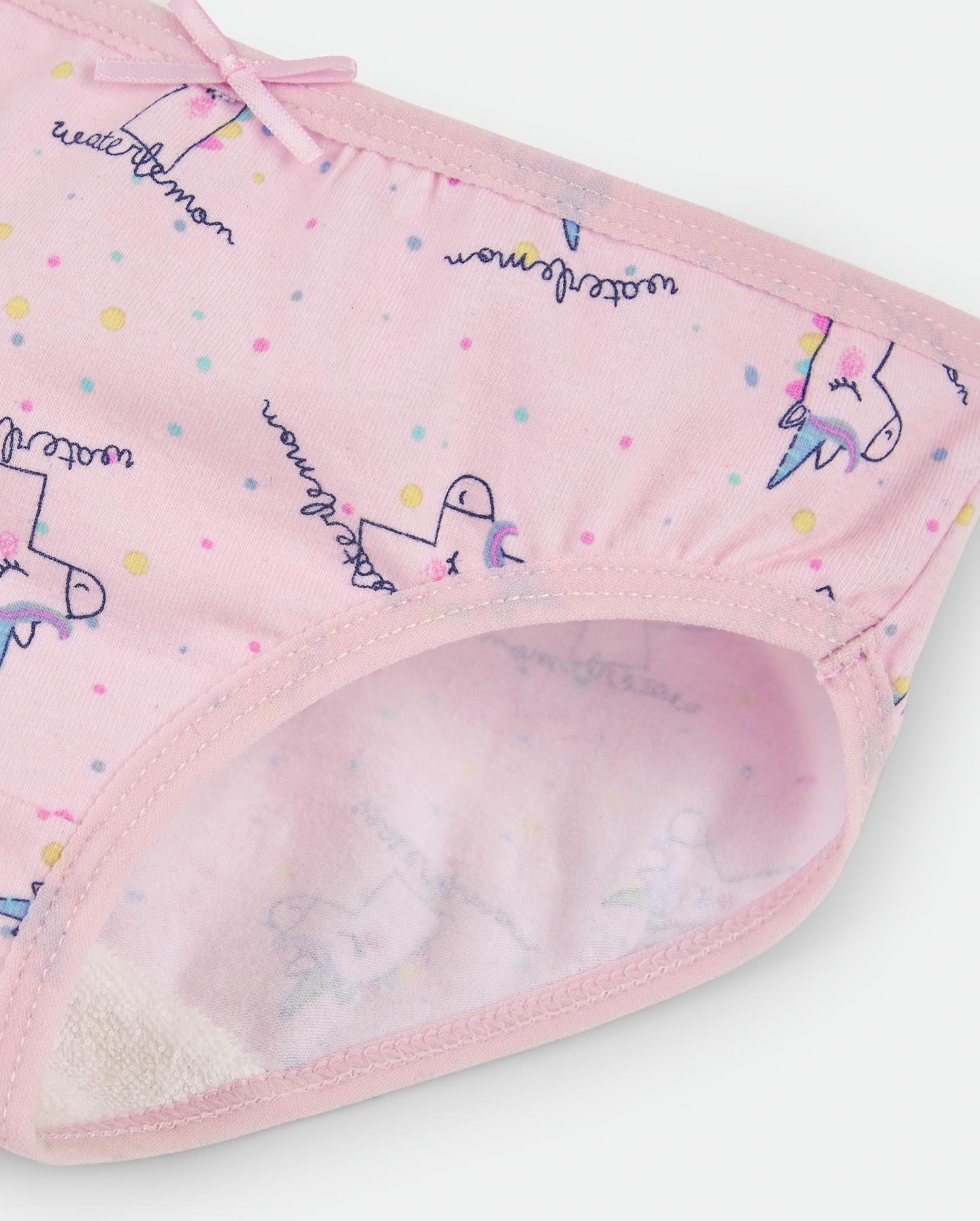 Detalhe da cueca rosa, mostrando o interior macio e a estampa de unicórnios.