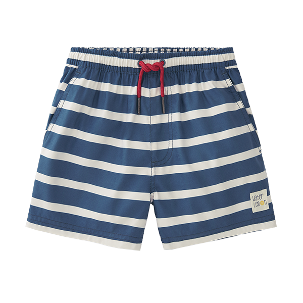 Close-up frontal de calções de banho masculinos Waterlemon, azul escuro com riscas brancas horizontais e cordão de ajuste vermelho na cintura elástica.