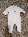 Pijama babygrow Waterlemon Unicórnio Rosa, vista frontal completa, com padrão de unicórnios e fecho de molas no ombro.