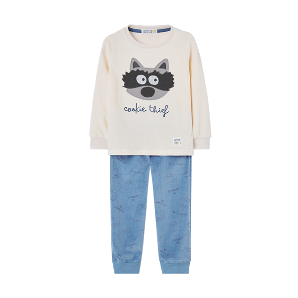 Pijama de duas peças Waterlemon para criança: camisola crua com bordado de guaxinim e calça azul estampada.