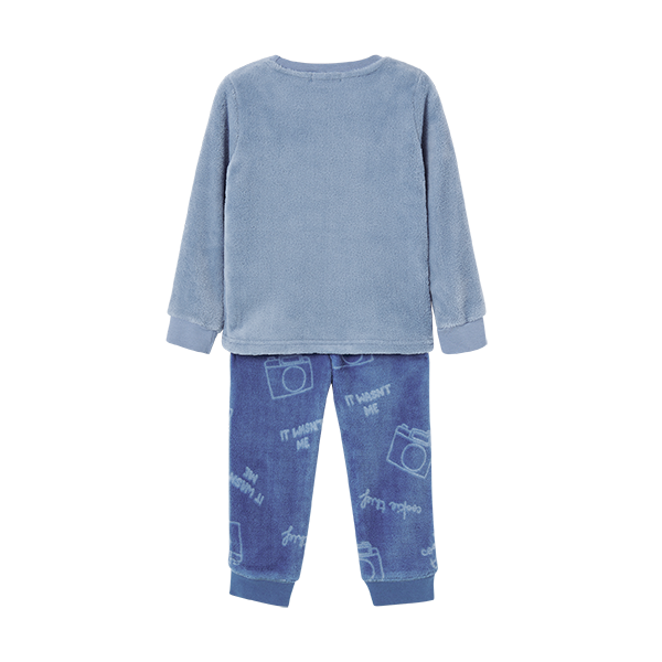 Detalhe da camisola do pijama polar Waterlemon, focando no bordado posicional de um guaxinim sobre tecido polar cru.