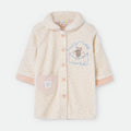 Roupão infantil Waterlemon rosa claro com padrão de bolinhas, fecho frontal, bolso em forma de coração e bordado de um rato de circo.