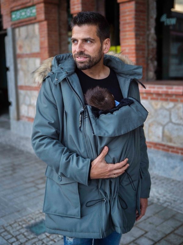 Imagem do casaco Wombat Bandicoot em uso, demonstrando a funcionalidade 3-em-1: casaco de transporte para homem.