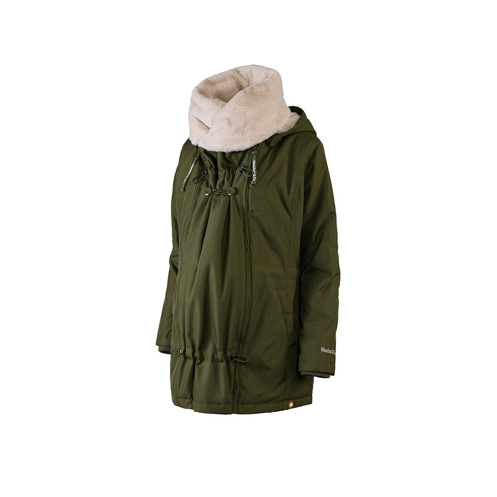 Casaco Wombat Wallaby 2.0 verde floresta com inserção de transporte visível e gola de pelo sintético bege, isolado.