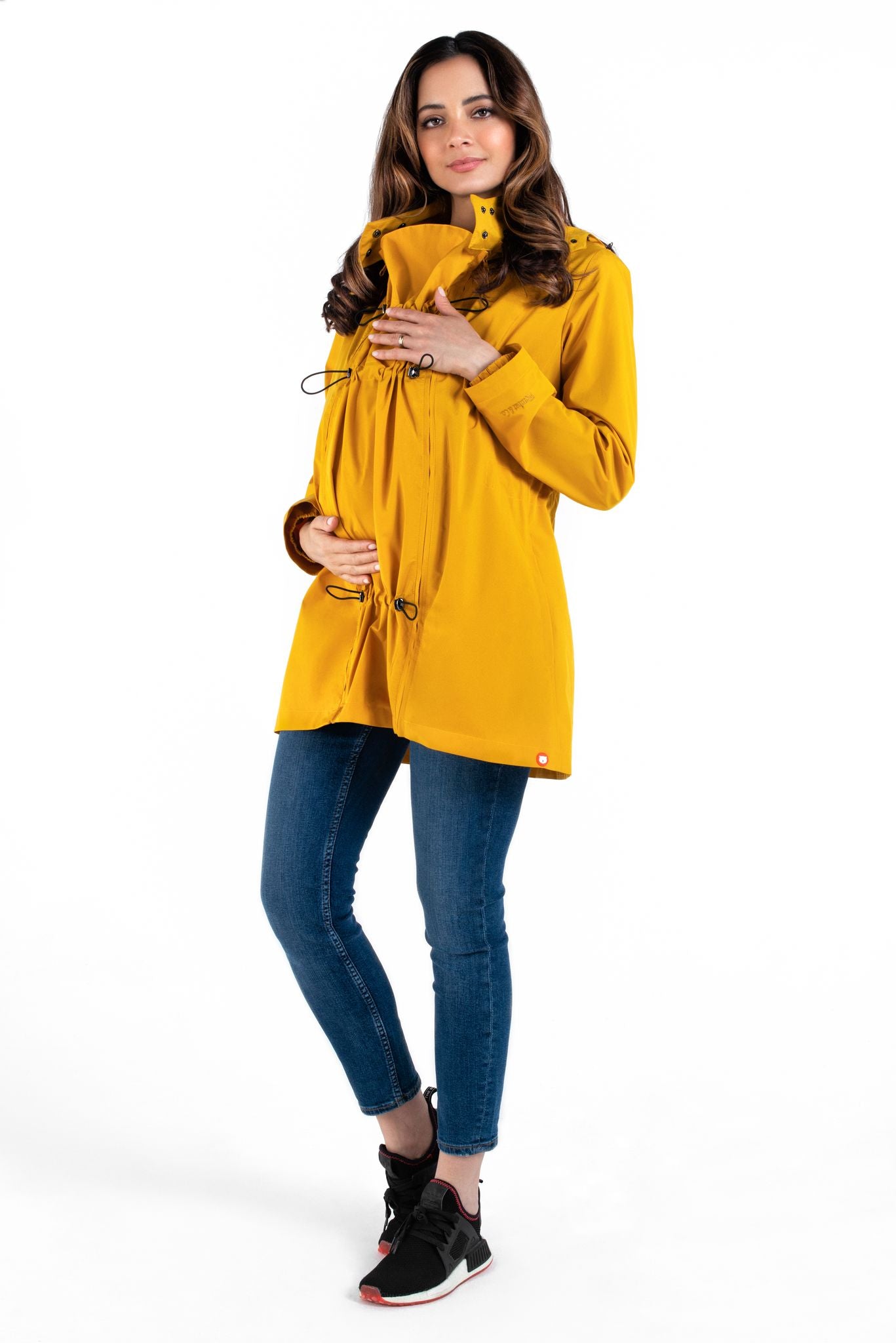 Casaco Numbat GO azul-marinho usado por um pai, sem o painel de transporte, como casaco normal.